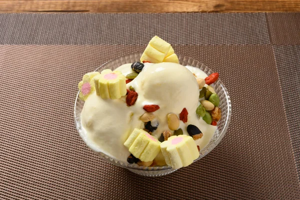 Side View Bowl Vanilla Flavor Ice Cream Balls Marshmallows Various — Stock Photo, Image