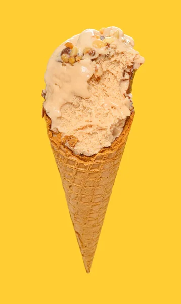 Blickwinkel Milchtee Geschmack Eiscreme Kegel Mit Einigen Bissen Auf Gelbem — Stockfoto