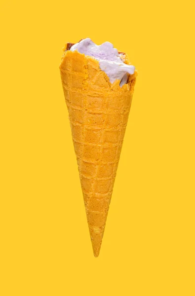 サイドビューサツマイモ風味のアイスクリームコーン黄色の背景にいくつかのかむ — ストック写真