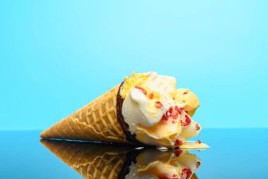 Vanilya ve çilek aromalı dondurma. Yansımalı bir bardakta ısırık.