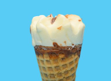 Mavi arka planda taze vanilyalı dondurma külahı.