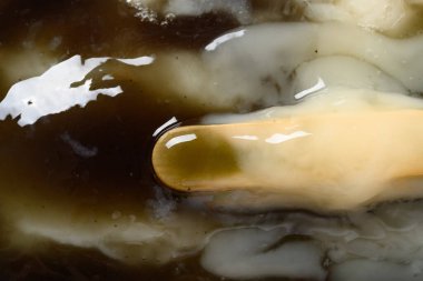 Üst görünüm siyah susamlı eritilmiş buzlu dondurma.