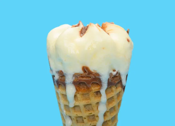 Cono Helado Sabor Vainilla Comienza Derretirse Sobre Fondo Azul —  Fotos de Stock