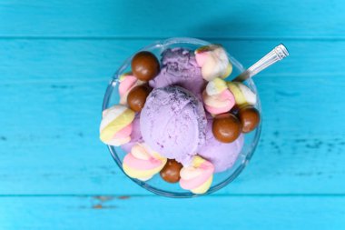 Çikolata ve lokumla karıştırılmış taze patates aromalı dondurmalı dondurma kasesi.