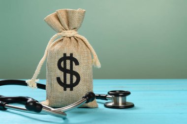 Steteskopla çevrili bir çanta.