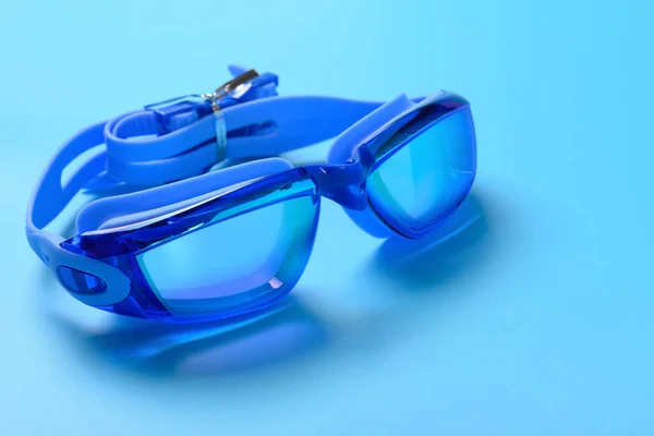 Голубые Очки Плавания Синем Фоне Копировальным Пространством — стоковое фото