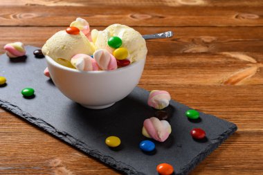 Yandan bakıldığında taze vanilyalı dondurma. Çikolata düğmeli ve şekerli dondurma.