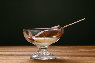 Eriyen çikolatalı cam bardak.