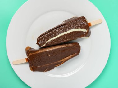 Biri çikolata aromalı, diğeri vanilya aromalı.