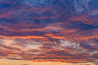 Gün batımında güzel bulutlar