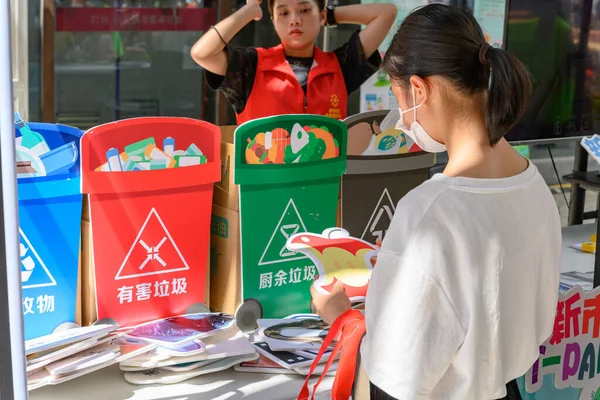 Zhongshan China Junho 2020 Menina Fazendo Jogo Classificação Lixo — Fotografia de Stock