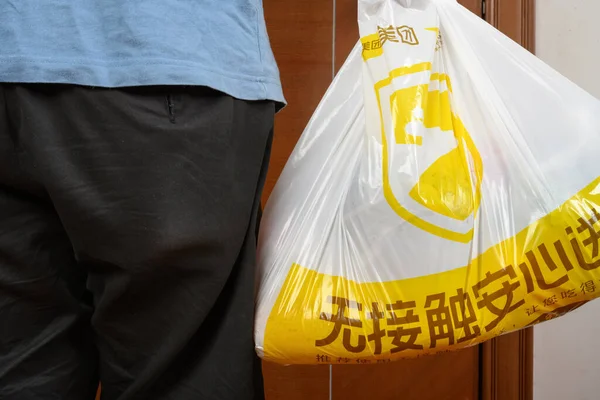 Zhongshan China July 2020 Man Delivering Meituan Pack Customers Home — стоковое фото