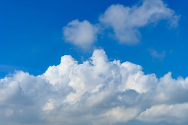 Güzel mavi gökyüzü ve beyaz bulutlar sabah yatay bileşimi