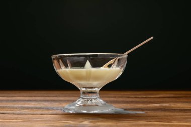 Erimiş buzlu şekerli cam bardak.