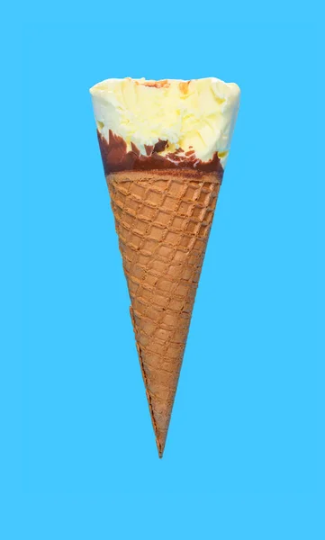 Boční Pohled Vanilkové Flaovr Zmrzlina Kužel Kousnutím Modrém Pozadí — Stock fotografie