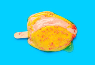 Üst görünüm peynir aromalı buzlu dondurma mavi arkaplanda eriyor.