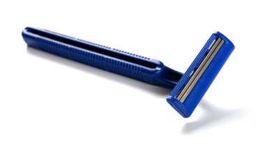 Beyaz arkaplanda tek kullanımlık tıraş makinesi