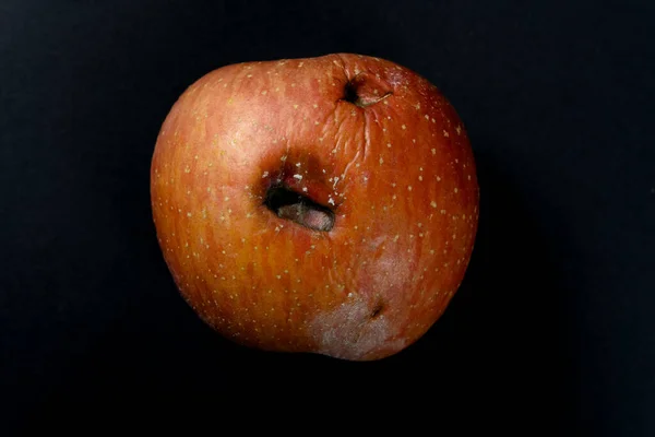 黑色背景的烂苹果 — 图库照片