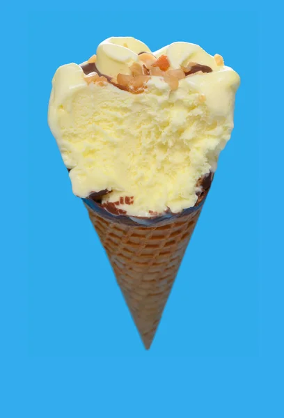 角度ビューバニラ風味のアイスクリームコーン青の背景に大きな一口で — ストック写真