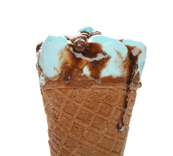 Solené Karamelové Chuťové Zmrzliny Kužel Začne Tát Bílém Pozadí — Stock fotografie