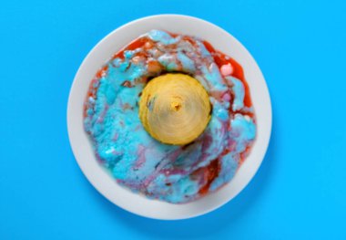 Erimiş marşmelov ve ahududu aromalı dondurma külahı.