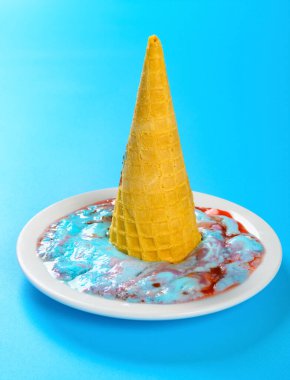 Eritilmiş marşmelov ve ahududu aromalı dondurma.