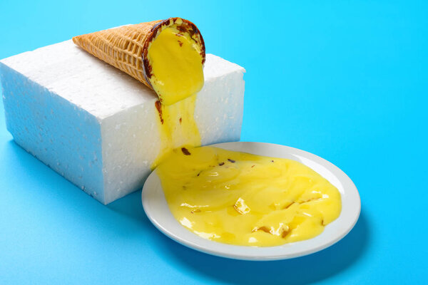 Мороженое со вкусом дуриана вытекло из конуса