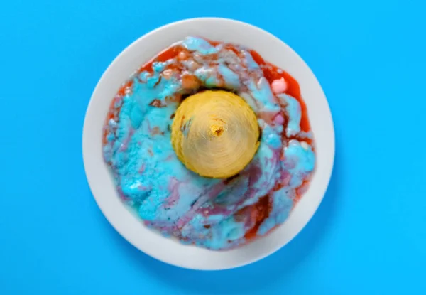 Растаявший Зефир Рожок Мороженого Малиновым Вкусом Блюде — стоковое фото