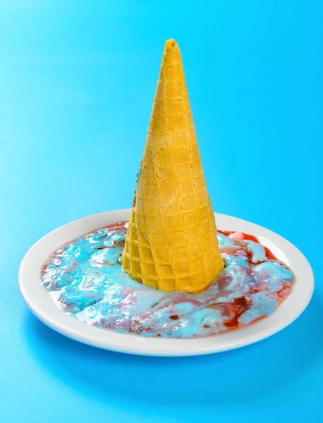 溶かしたマシュマロとラズベリー風味のアイスクリームコーンを皿に盛り付け — ストック写真