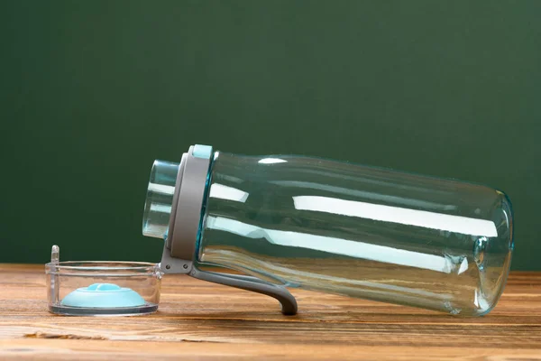 Przezroczysta Plastikowa Butelka Wodą Dla Chłopca Otwartą Pokrywą Drewnianym Stole — Zdjęcie stockowe