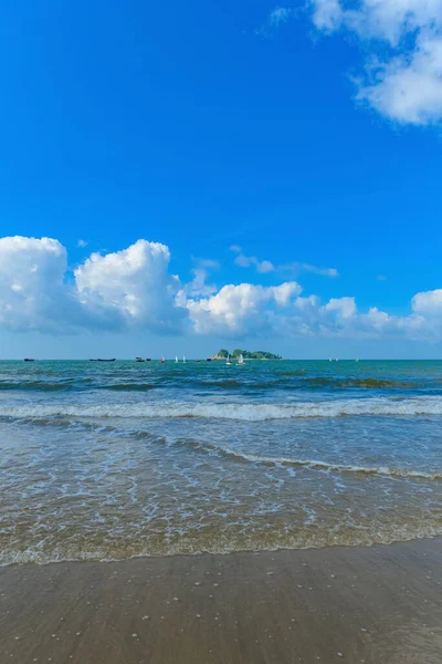 Yelkenli tekneleri ve güneşli bir günde yumuşak dalgaları olan okyanus dikey bileşimi