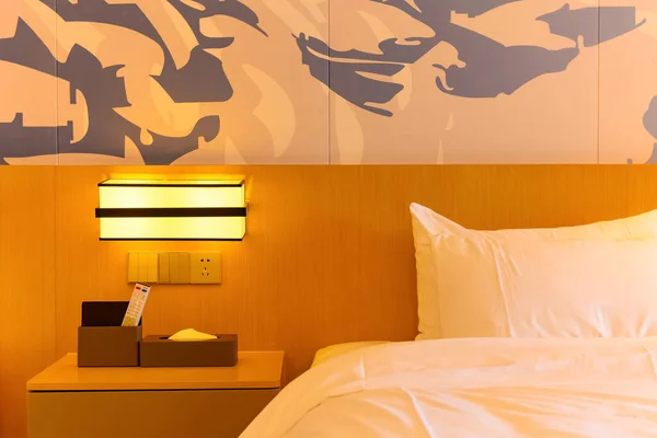 Säng Och Lampa Hotellrum — Stockfoto