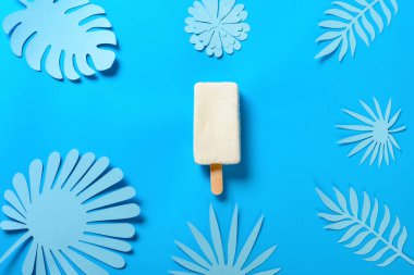 Üstten bakıldığında taze peynirli buzlu dondurma, el yapımı çiçek ve yapraklı.