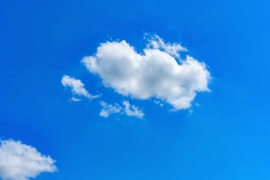 Mavi gökyüzü ve beyaz bulut öğleden sonra yatay bileşimi