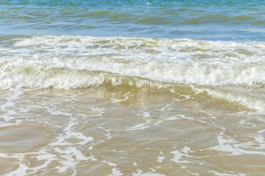Plajda yatay bir kompozisyonda yumuşak dalga