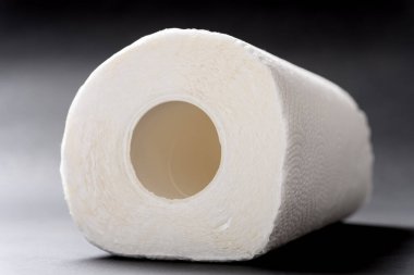 Mutfak için siyah arka planda yepyeni kağıt rulo