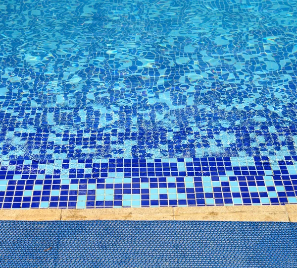 Güneşli bir günde yüzme havuzuna adımlar