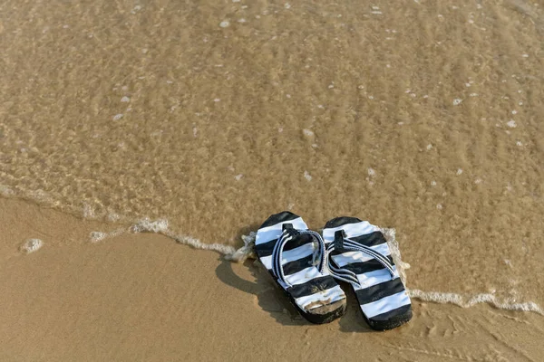 Paar Hausschuhe Vor Einem Strand Mit Welle Die Kommt — Stockfoto