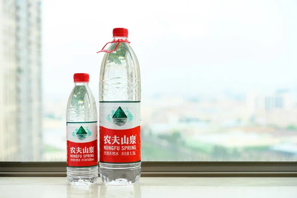 Zhongshan Guangdong China Septiembre 2020 Dos Botellas Agua Nongfu Spring — Foto de Stock