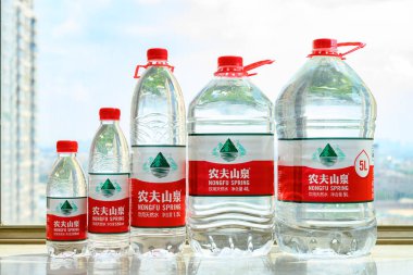 ZHONGSHAN GUANGDONG Çin-10 Eylül 2020: Nongfu 'nun suyunun küçüklükten büyüğe şişeleri. Nongfu Baharı 8 Eylül' de Hong Kong borsasına girdi ve kod HK9633.
