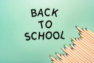 Renkli kalemlerle okula dönüyorum.