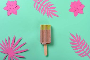 Taze kırmızı fasülye ve yeşil çay aromalı buzlu şeker. Üzerinde yeşil arka planda çiçekler ve yapraklar var.