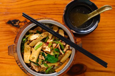 Kızarmış soya peyniri ve çorba.