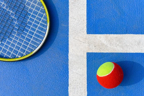 Pelota Tenis Raqueta Una Cancha Aire Libre —  Fotos de Stock