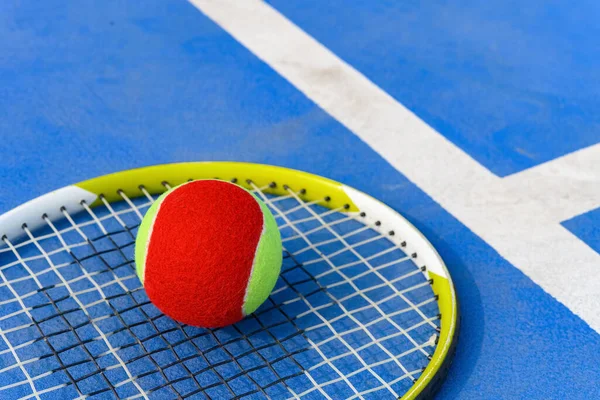 Pelota Tenis Raqueta Una Cancha Aire Libre — Foto de Stock