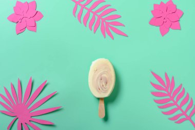 Üst manzara taze kırmızı jujube ve süt aromalı buzlu şeker. Üzerinde yeşil arka planda çiçek ve yapraklar var.