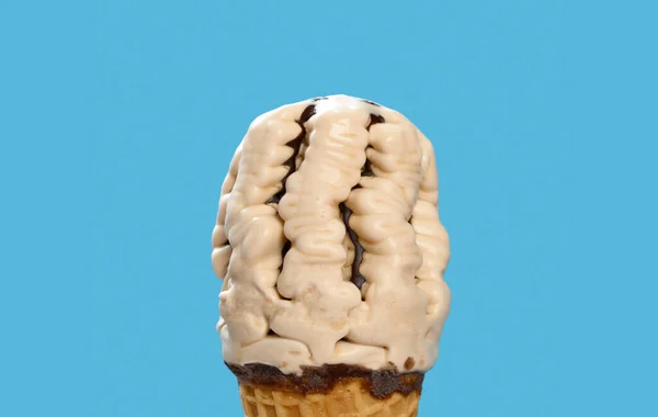 Конус Мороженого Молочным Чаем Начинает Таять Голубом Фоне Квадратной Композиции — стоковое фото