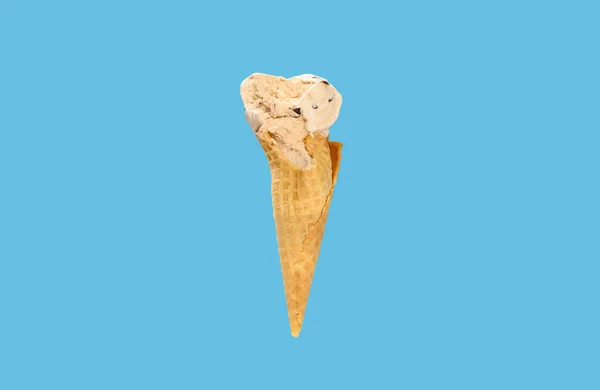 Polo Snězené Mléko Čaj Chuť Zmrzliny Kužel Modrém Pozadí Horizontální — Stock fotografie