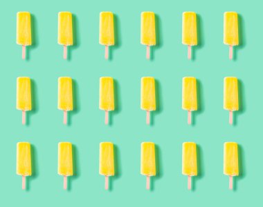 Açık yeşil zemin üzerinde pürüzsüz sarı buzlu dondurma.