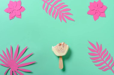 Üst manzara çoğunlukla kırmızı jujube ve süt aromalı buzlu şeker ve yeşil arka planda çiçek ve yapraklar kesiyor.